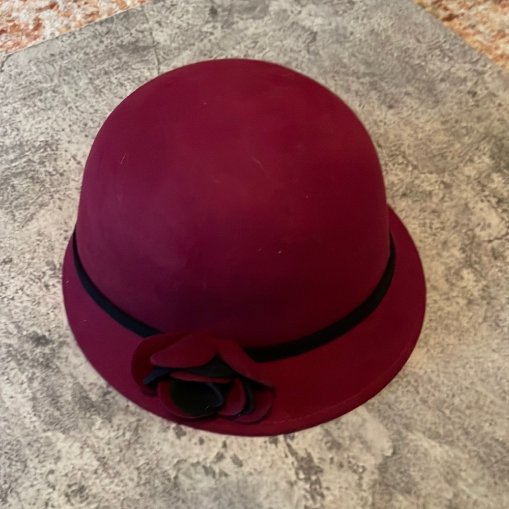 Wool cloche hat with flower -maroon